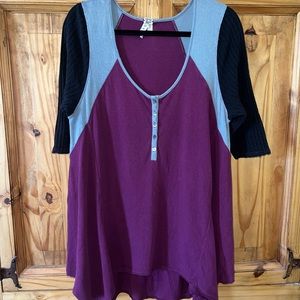 Free People We The Free henley style shirt sleeve tunic. Size Medium. EUC.